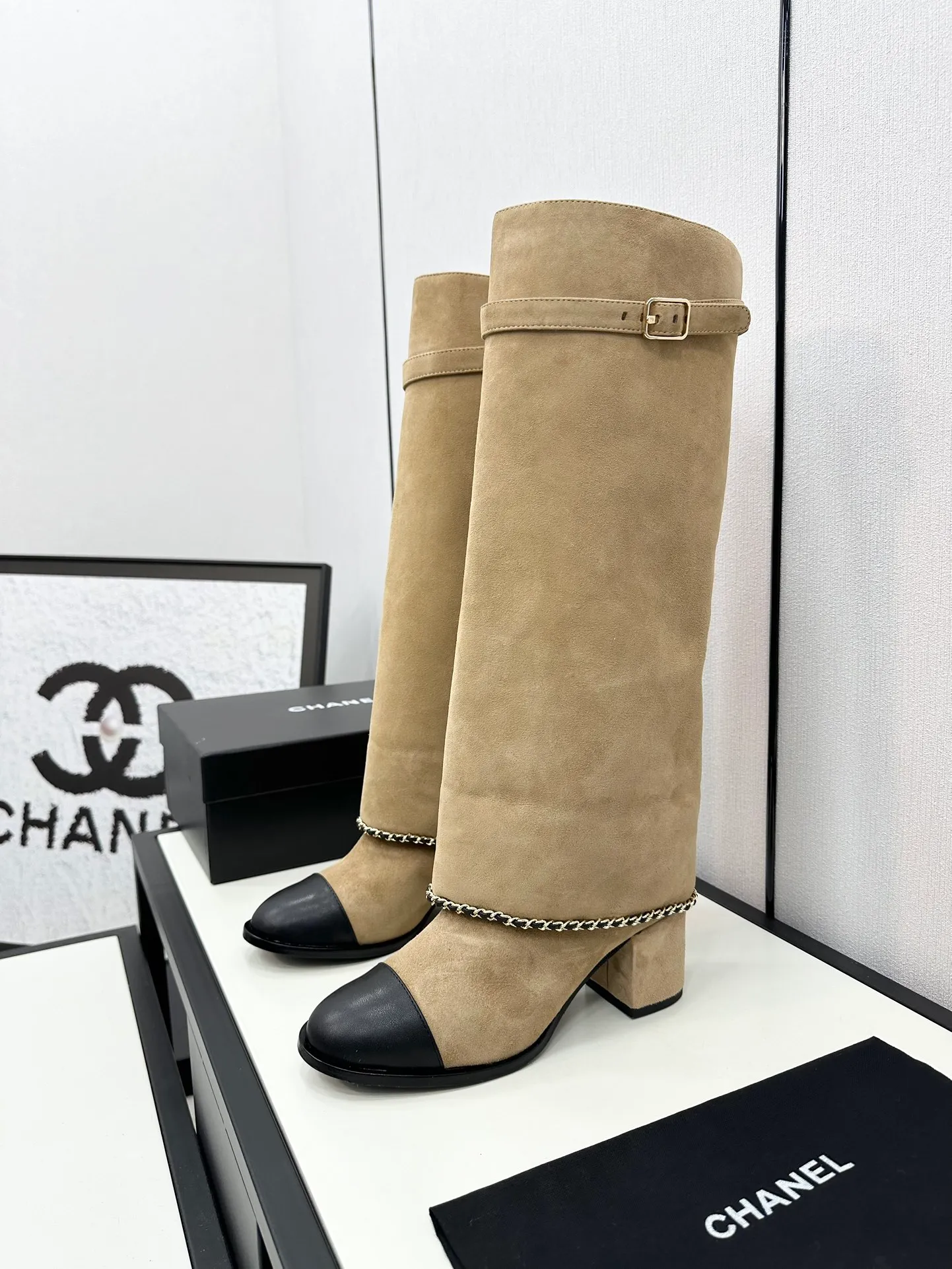 👟👟Ex-factory price 840👟👟Chanel🆕 24b new double c autumn and winter boots Chanel autumn and winter heavy industry popular short boots🔥 Xiaohongshu highly recommends this style, it looks good with any combination, a must-have for fashion, Ms. Chanel loves simple and irresistible styles💋Coloring shows a unique style, free mix and match to shine⚡️Follow the fashionable steps of the tight-flavored grandma! ! ! Enlarge the exquisite details to see ✔Original molded hardware buckle ✔Top version made by purchasing agent★The upper is made of original Yangjing cowhide, sheepskin lining, sheepskin feet, code number 35-40 (40, 41 customization is not returnable)